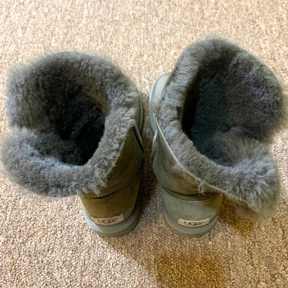 bailey button GREY uggs - Picture 5 of 9